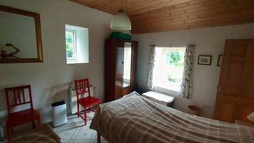 House | 1 bedroom, iron/ironing board, free WiFi, bed sheets