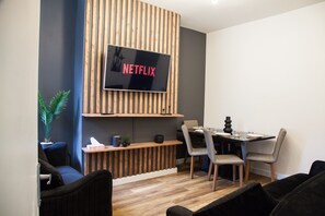 Dining - Entire Modern Home in Manchester For You (Manchester)