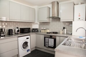 Fridge, microwave, oven, stovetop - Entire Modern Home in Manchester For You (Manchester)
