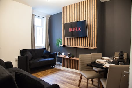 Interni. Entire Modern Home in Manchester For You