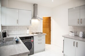 Frigorífic, microones, forn i placa de cuina