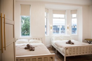 4 dormitoris, planxa i posts de planxar, wifi gratuïta i roba de llit