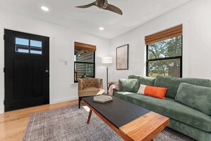 TV - Starry Night Cottage 1 (Stonewall)