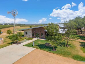 Exterior - Starry Night Cottage 2 (Stonewall)