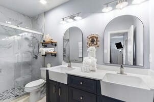 Appart'hôtel Familial, 2 chambres, non-fumeurs, balcon | Salle de bain | Ensemble douche/baignoire, articles de toilette gratuits