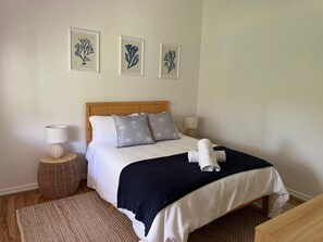 2 bedrooms, iron/ironing board, travel cot, free WiFi - Shoaly House Cottage - A charming coastal escape (Shoal Bay)