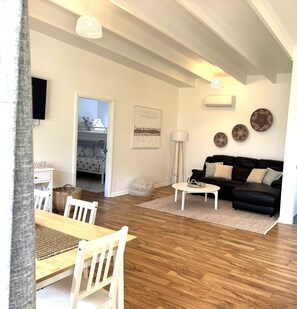 Smart TV, ping pong, books - Shoaly House Cottage - A charming coastal escape (Shoal Bay)