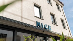 A building with the sign "NICE" on the facade. - HOTEL NICE (Laupheim)