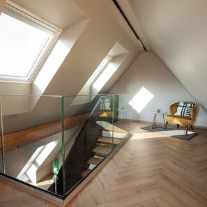 Exclusive Apartment | Living area | 27-inch Smart TV with digital channels - HOTEL NICE (Laupheim)