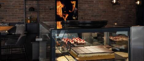 供應早餐、午餐、晚餐;多國菜;園景