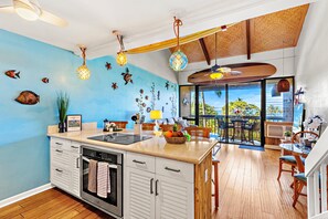 Fridge, oven, stovetop, dishwasher - Loft condo with stunning ocean & pool views (Kihei)