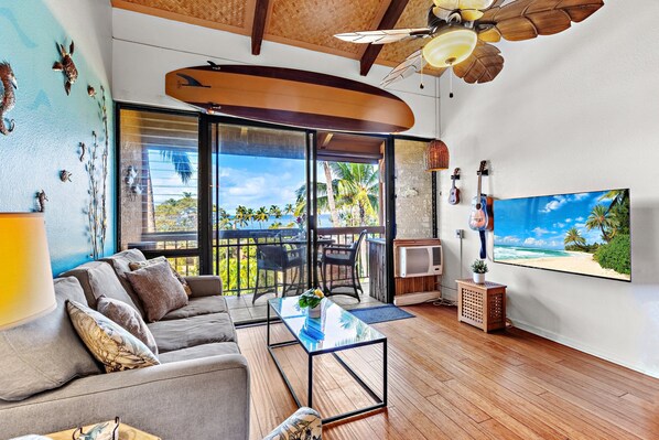 TV - Loft condo with stunning ocean & pool views (Kihei)