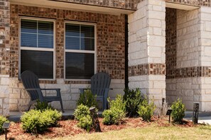 Terrace/patio - Enchanting 4BR Gem with Sunlit Backyard in Hutto (Hutto)