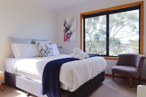 4 bedrooms, iron/ironing board, travel cot, WiFi - Leura Bayview Retreat - Close to CBD & Air port (Rosny)