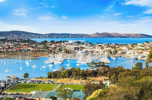 Leura Bayview Retreat - Close to CBD & Air port