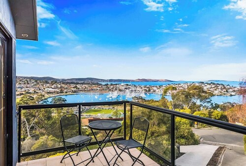 Leura Bayview Retreat - Close to CBD & Air port