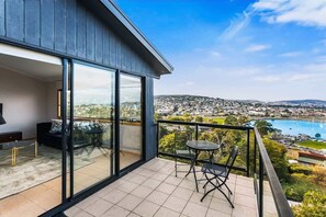 Outdoor dining - Leura Bayview Retreat - Close to CBD & Air port (Rosny)