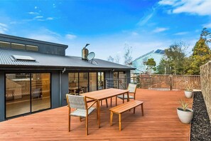 Outdoor dining - Leura Bayview Retreat - Close to CBD & Air port (Rosny)