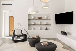 TV, offices - Φlympus • Modern Home, Pool, Spa, Pickleball (Joshua Tree)