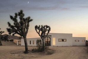 Exterior - Φlympus • Modern Home, Pool, Spa, Pickleball (Joshua Tree)