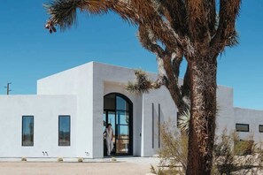 Exterior - Φlympus By The Cohost Company (Joshua Tree)