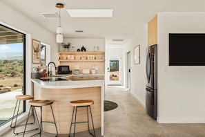 Refrigerador, microondas, horno y parrilla de estufa 