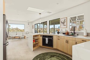 Frigorífic, microones, forn i placa de cuina 