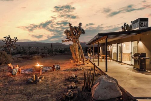 Sage Moon • 5-Acre Pioneertown Escape with Hot Tub