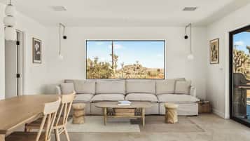 Una televisión, una oficina