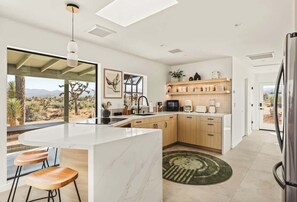 ثلاجة، ميكروويف، فرن، موقد طهي مسطح