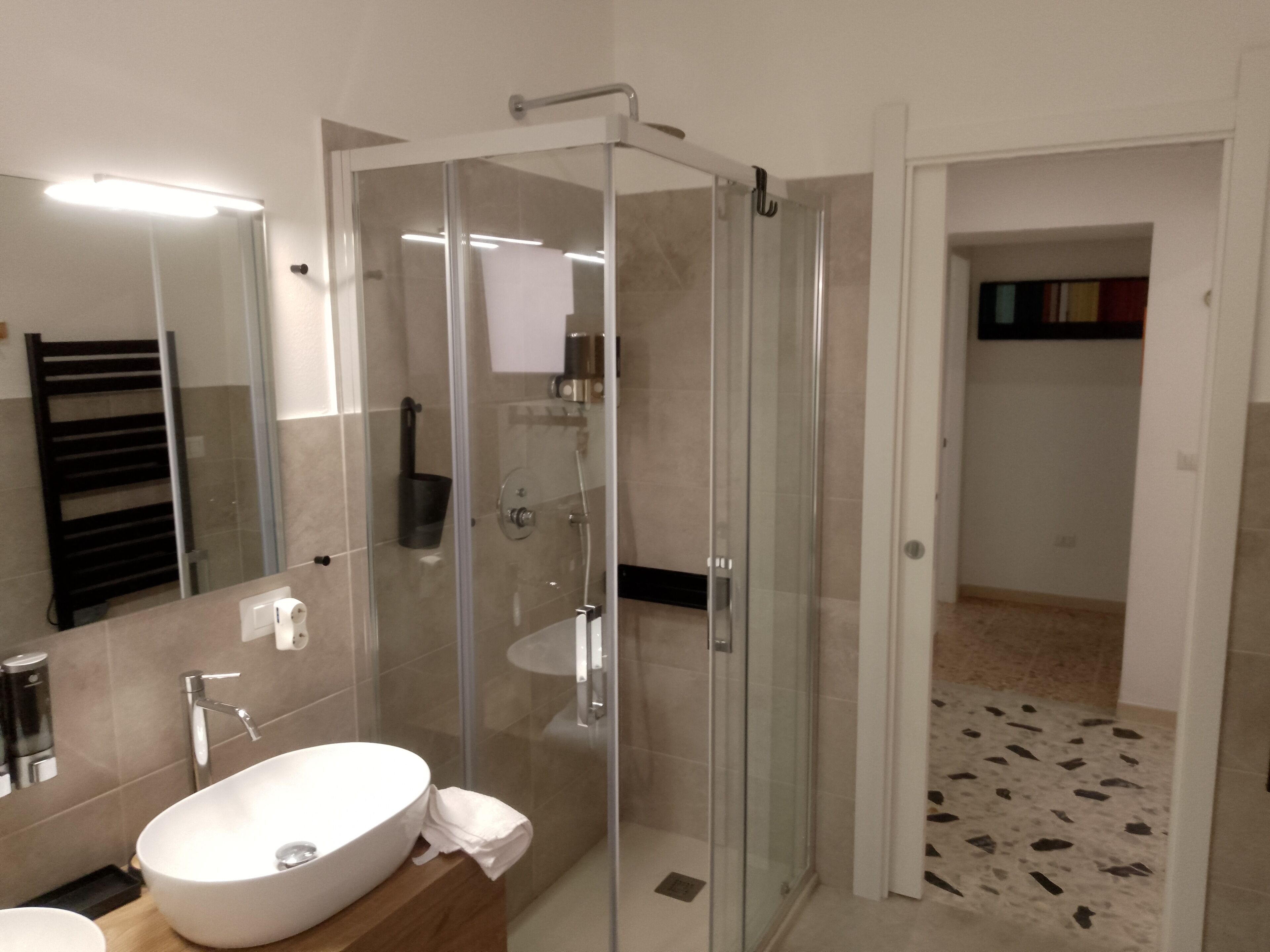Dutxa, assecador de cabells, bidet i tovalloles 