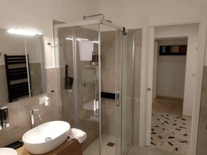 Ducha, secador de pelo, bidet, toallas