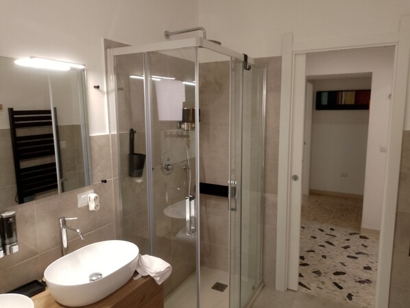 Dusche, Haartrockner, Bidet, Handtücher