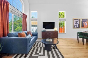 Una televisión, un futbolín