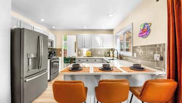 Kjøleskap, mikrobølgeovn, ovn og kokeplater