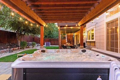 Luxury! Hot tub, miniputt, sauna, game room, pets