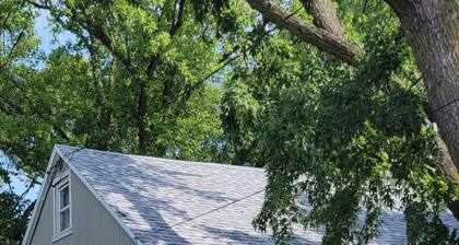 Charming 2-bedroom house with AC, WiFi in gorgeous Sandusky close to Cedar Point