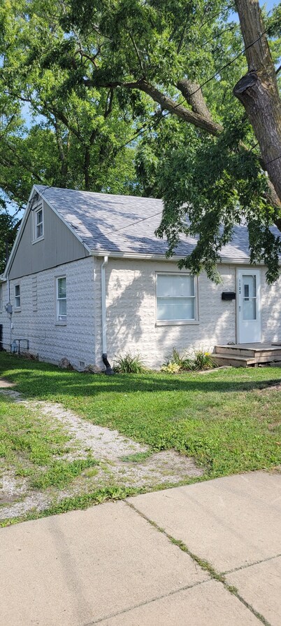 Charming 2-bedroom house with AC, WiFi in gorgeous Sandusky close to Cedar Point