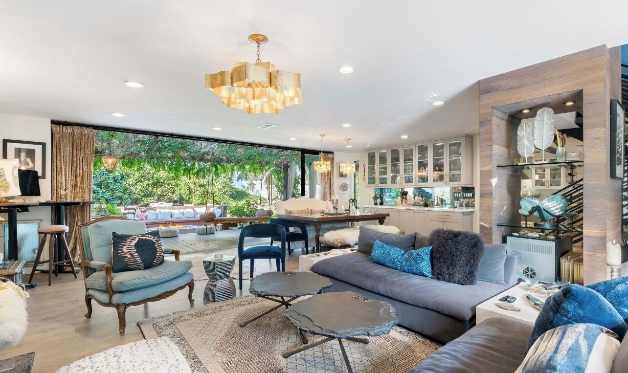 تلفزيون ذكي، مدفأة، تنس طاولة، كُتُب