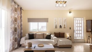 Quarto com cama, mesa de cabeceira, abajur e obra de arte na parede.