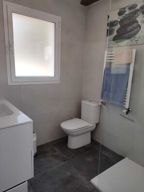 Dusche, Haartrockner, Handtücher, Seife
