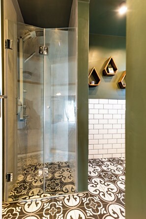 Hårføner, håndklær, såpe og sjampo