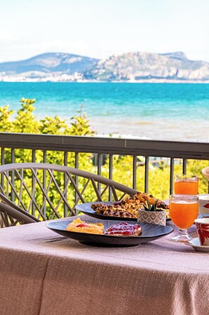 Outdoor dining - 4-bedroom villa in lovely Mili with AC, WiFi. Enjoy a relaxing stay (MILI)