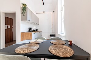 In-room dining - RentPlanet - plac Uniwersytecki (Wroclaw)