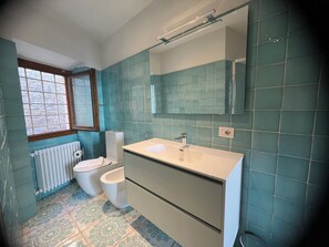 Dusche, Haartrockner, Bidet, Handtücher