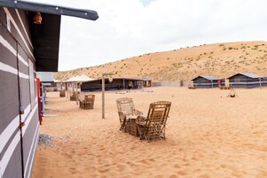 Tienda Deluxe, varias camas, balcón, vistas al desierto | Ropa de cama de alta calidad y colchones Select Comfort