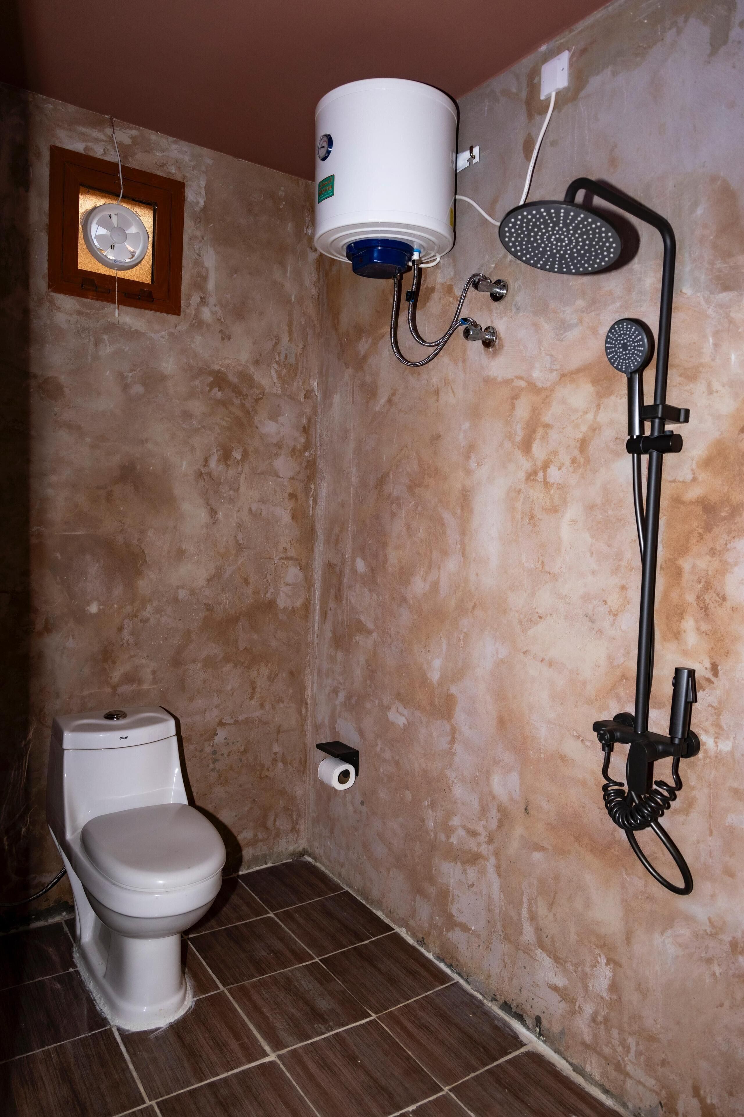 Eenvoudige kamer, 1 kingsize bed | Badkamer | Een douche, gratis toiletartikelen, pantoffels, handdoeken