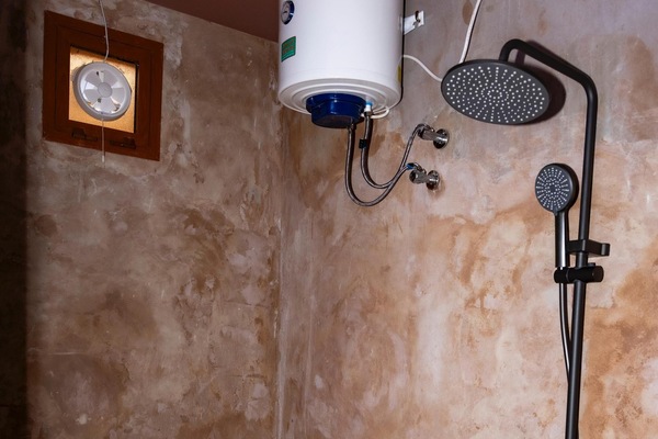 Eenvoudige kamer, 1 kingsize bed | Badkamer | Een douche, gratis toiletartikelen, pantoffels, handdoeken