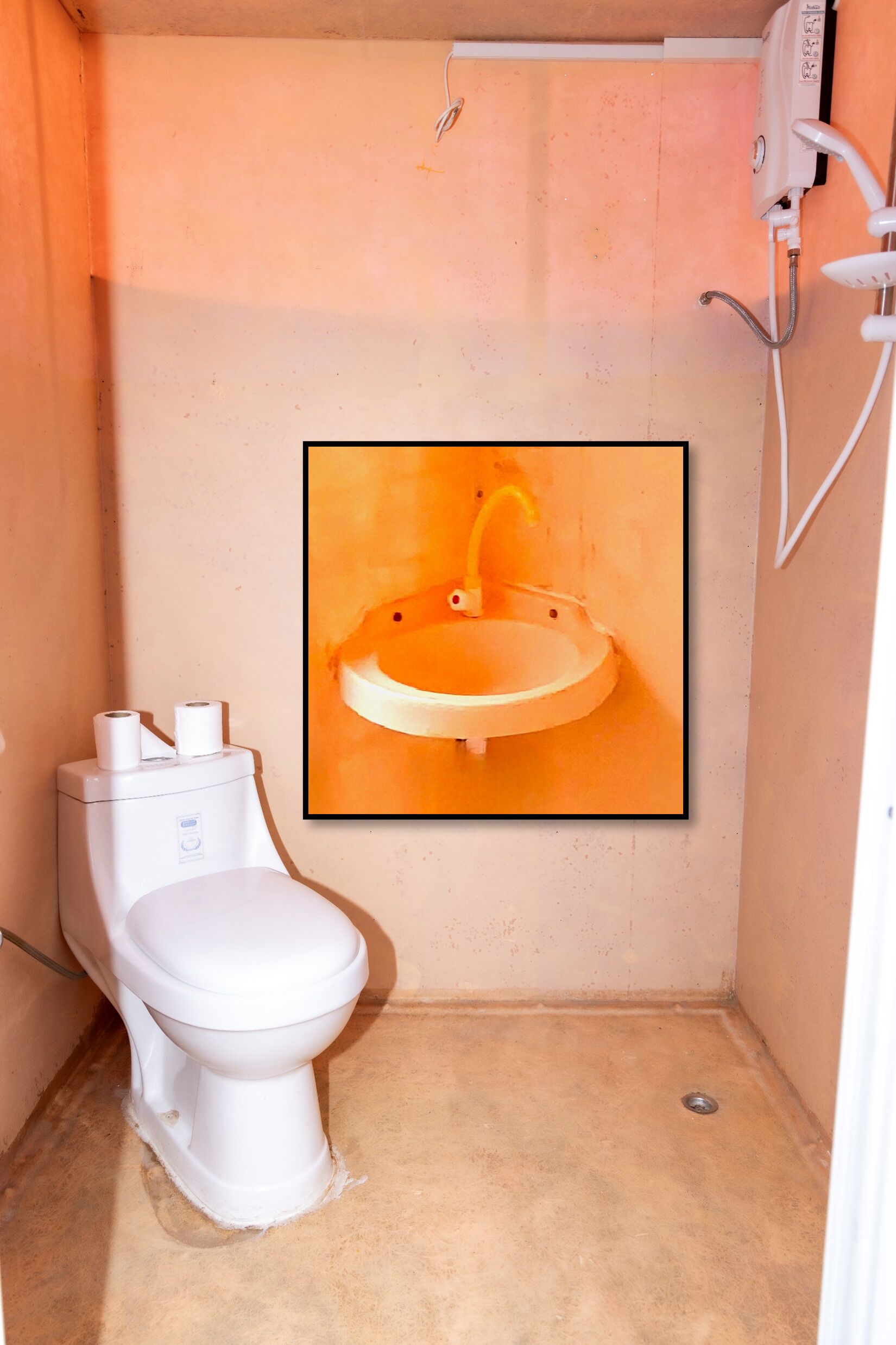 Een compacte badkamer met toilet, wastafel en douche.