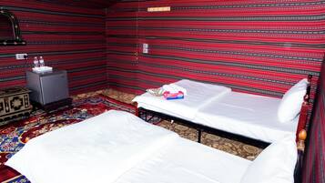 Tente Deluxe, plusieurs lits, balcon, vue sur le désert | 1 chambre, literie de qualité supérieure, matelas Select Comfort